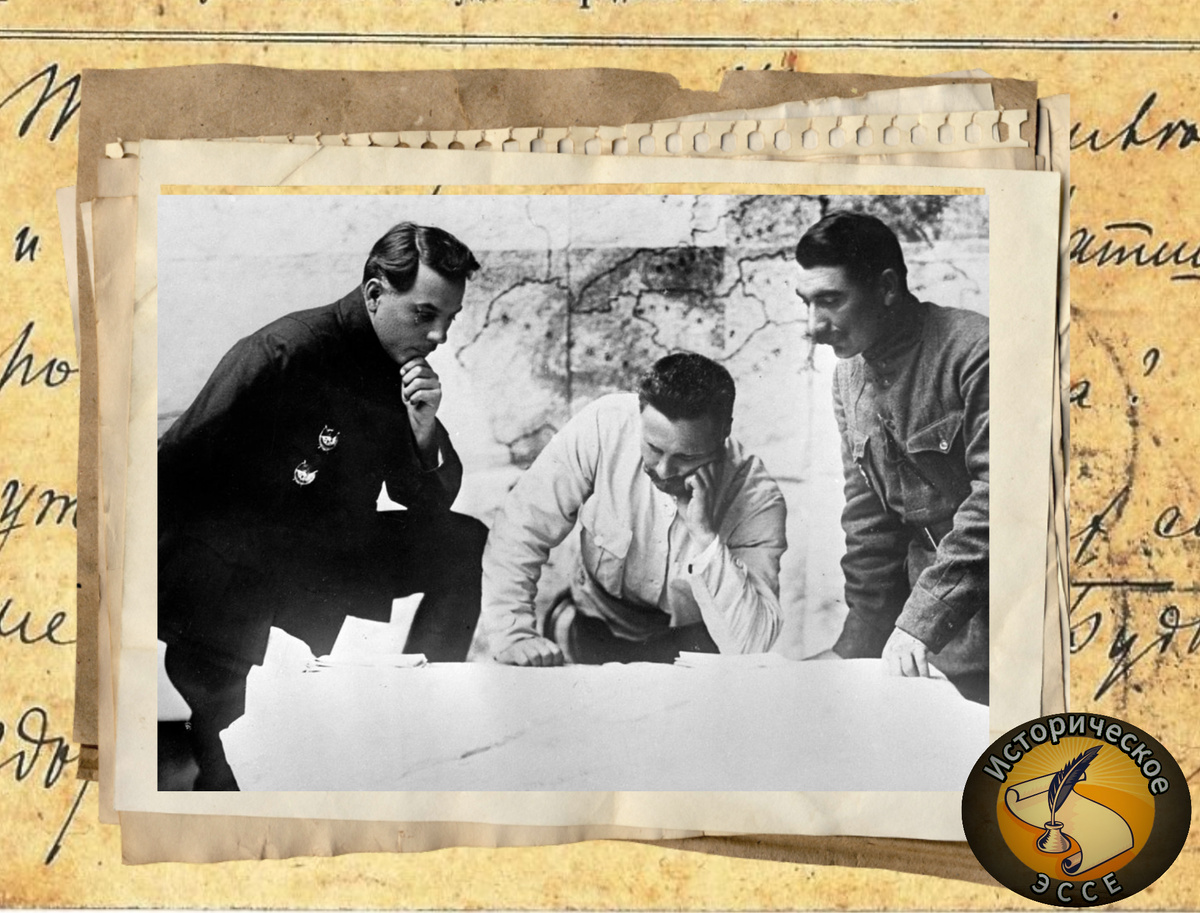 Советские военачальники Семен Буденный, Михаил Фрунзе и Климент Ворошилов (справо на лево) разрабатывают план разгрома войск белогвардейского генерала Петра Врангеля