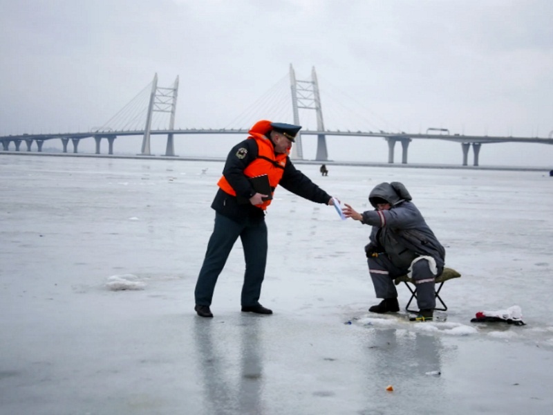 Вышел на опасный лёд
