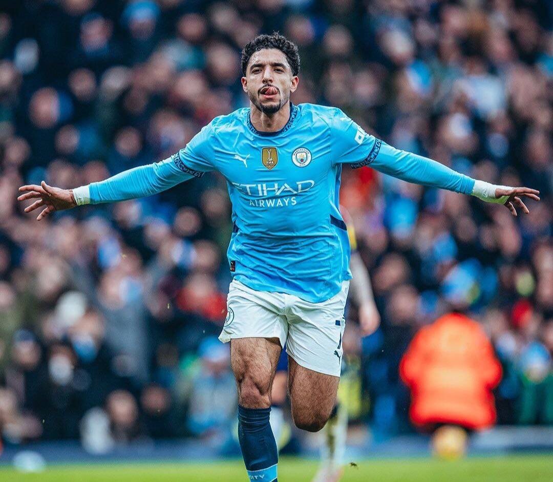 Хет-трик новичка «Манчестер Сити» помог разгромить «Ньюкасл» в матче АПЛ«Манчестер Сити» разгромил «Ньюкасл» со счетом 4:0 в АПЛ, Мармуш забил триждыВиктор БайбаковLee Smith/Reuters«Манчестер Сити» разгромил «Ньюкасл» в матче 25-го тура Английской премьер-лиги (АПЛ).Встреча, проходившая на стадионе «Этихад» в Манчестере, завершилась со счетом 4:0 в пользу хозяев.Уже в первом тайме хет-трик оформил новичок «Манчестер Сити» египетский нападающий Омар Мармуш — он отличился на 19-й, 24-й и 33-й минутах. Эти голы стали дебютными для него за «горожан». Еще один мяч забил Джеймс Макэйти на 84-й минуте.В турнирной таблице чемпионата Англии «Манчестер Сити» занимает четвертое место, набрав 44 очка. «Ньюкасл» идет седьмым — в активе команды 41 балл.26-летний Мармуш перешел в «Манчестер Сити» из немецкого «Айнтрахта» в январе 2025 года за €75 млн.Весной 2022 года Международная федерация футбола и Союз европейских футбольных ассоциаций, следуя рекомендациям Международного олимпийского комитета, приняли решение отстранить сборную России, а также все российские клубы от участия во всех соревнованиях, подконтрольных этим организациям. Российские футболисты пропустили стыковые матчи чемпионата мира 2022 года, сам мундиаль и чемпионат Европы — 2024 в Германии. Также Россия не была допущена к жеребьевке чемпионата мира 2026 года, который состоится в США, Мексике и Канаде.