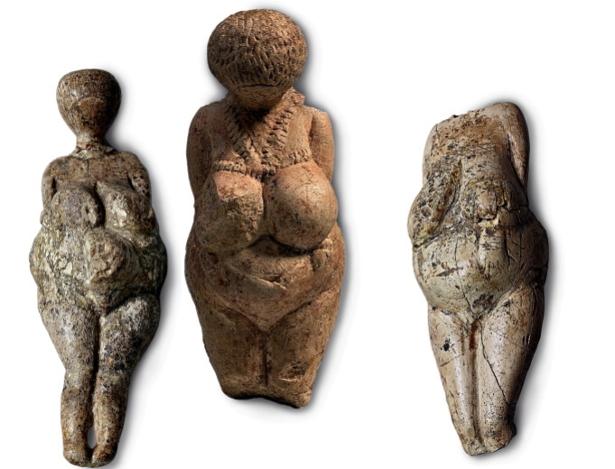 Во время сенсационных раскопок возле небольшого села Костёнки в Воронежской области была найдена славянская палеолитическая богиня — Великая Мать Макошь. Ей более 40 тысяч лет! На фигурке сохранились надписи, состоящие, очевидно, из букв или символов, очень похожих на буквы. Правда, из-за плохого качества изображения прочитать их трудно. Однако учёные не оставляют попыток расшифровать сакральное письмо.
Но самое удивительное то, что скульптурные изображения Макоши (археологи прозвали их палеолитическими Венерами) были обнаружены не только на территории Руси, но и на многих других палеолитических стоянках: Монтеспан (Франция), Виллендорф (Австрия), Лоссель (Франция). Что подтверждает гипотезу  о том, что вся эта территория была когда-то единой страной — прародиной славян. https://slavtradition.com/nasledie/rodnye-bogi/2822-slavyanskie-bogini