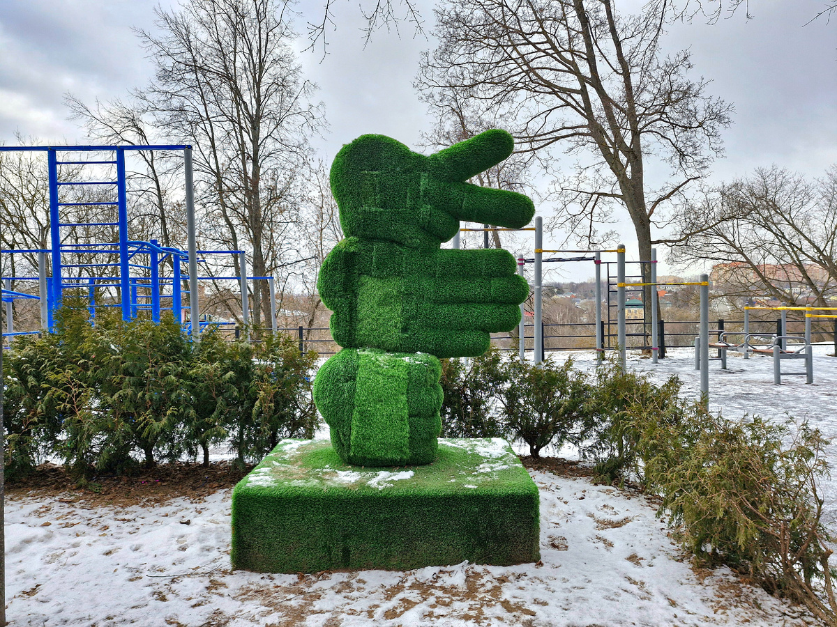 Или на "камень, ножницы, бумага" выбирай,  кого спасать 