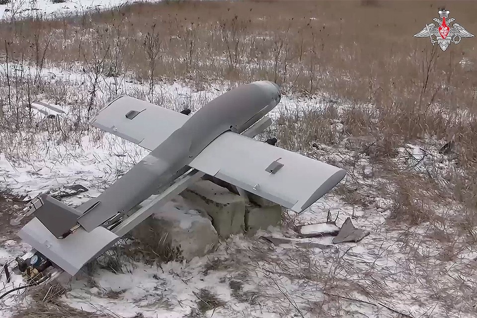 Расчеты БпЛА самолетного типа «Молния-2» 40-й отдельной гвардейской бригады морской пехоты в составе группировки войск «Север» уничтожают военные объекты, личный состав и технику ВСУ в приграничном районе Курской области. Фото: Минобороны РФ