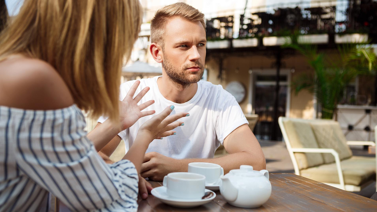 Антон смотрит на сумму и чувствует, как земля уходит из-под ног. "Я на эти деньги в Турцию мог слетать!" – проносится в его голове.