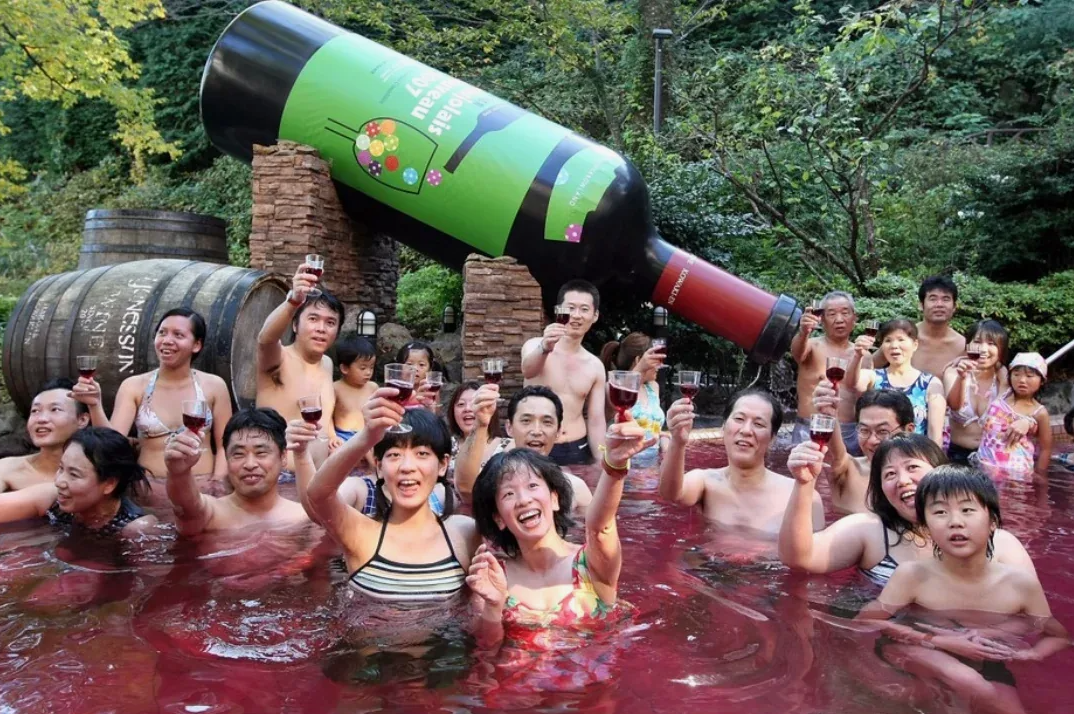 А помните тренд на бассеин из вина? В нем бы все купались, как миленькие