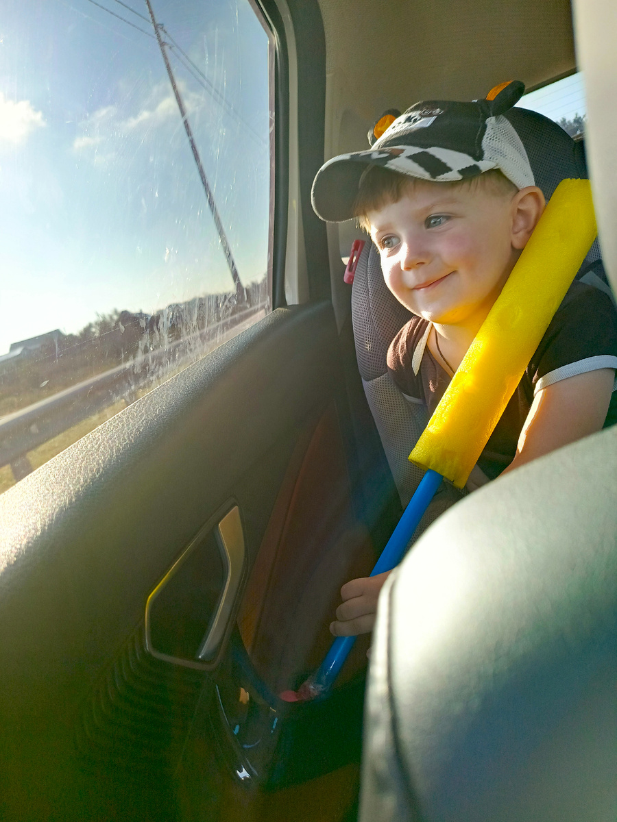 Окно все заляпал в дороге, уже приехали, довольный, смотрит на море  😊