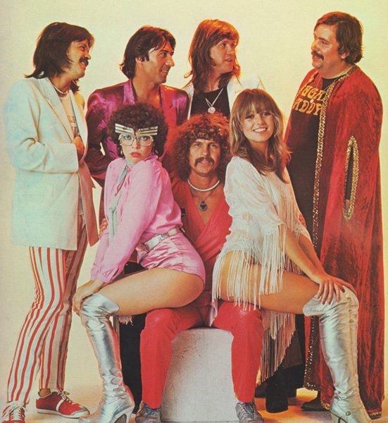  Neoton, что означает «новый тон, новая мода»; на англ. — Newton Family, «Семья Ньютона») — венгерский музыкальный коллектив, существовавший в 1965–1990-х годах