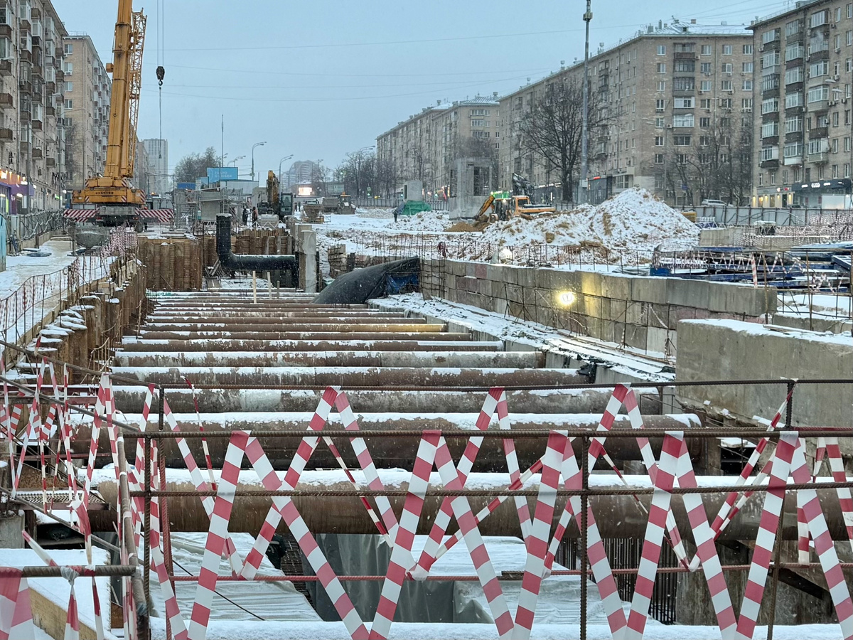 📷 1.1: Южный вестибюль станции, выход на «нечетную» сторону Ленинского проспекта. Монолитные работы ведутся на уровне стен подземного перехода.