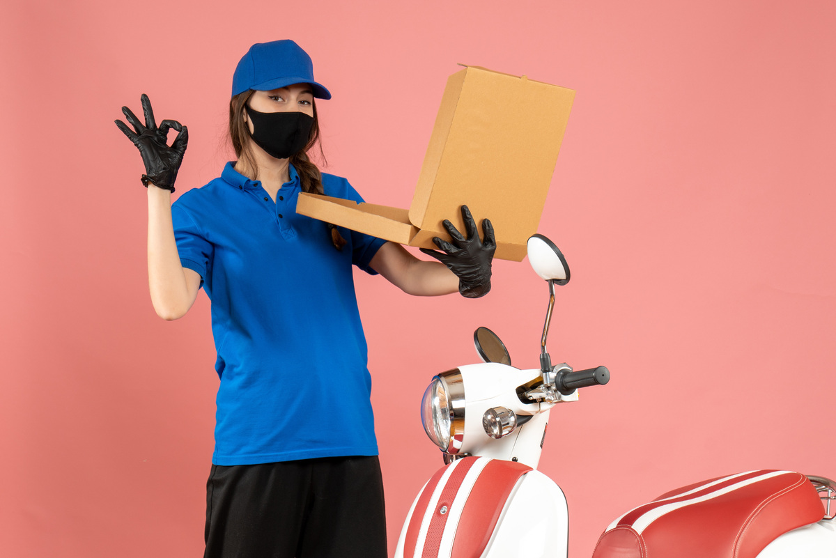     Нужно ли давать чаевые курьеру? Отвечает эксперт по этикету