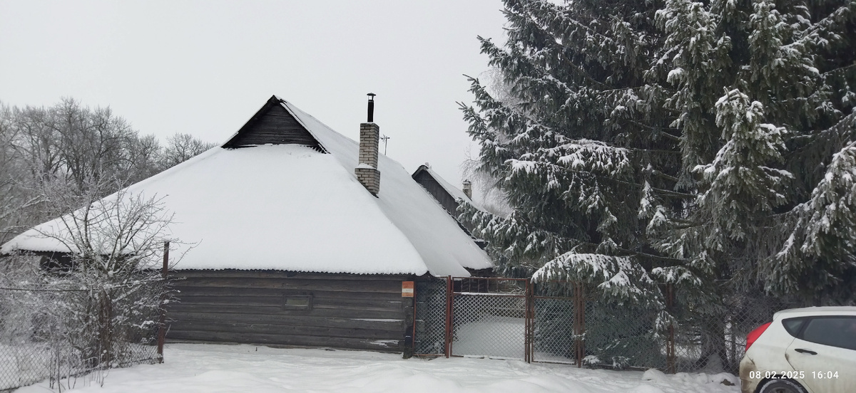 Вход на участок, там 14 соток. И есть возможность прикупить еще кусок земли, 4.5 сотки, перед домом.