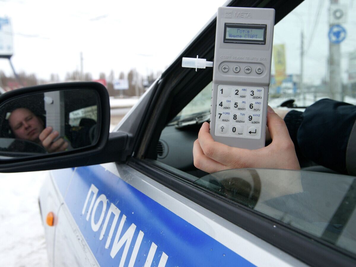    Сотрудник ГИБДД демонстрирует готовый к работе алкотестер© РИА Новости / Юрий Стрелец