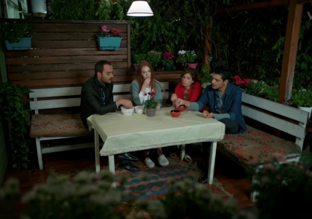 4 друзей грызёт семечки и делятся своими проблемами. Честно, даже пришлось позавидовать: их дружбе много лет и они готовы отдать последнее, чтобы помочь друг другу.