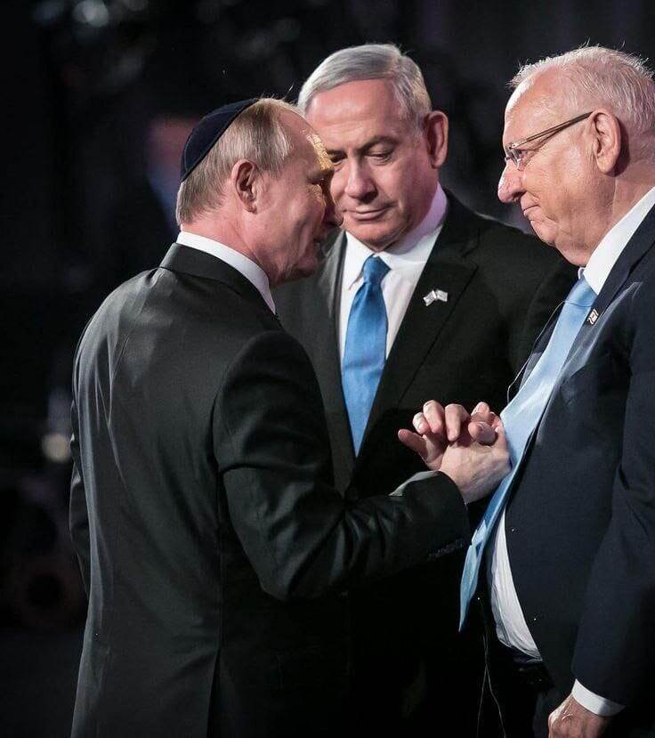 А кто третий, интересно? Похож на начальника...