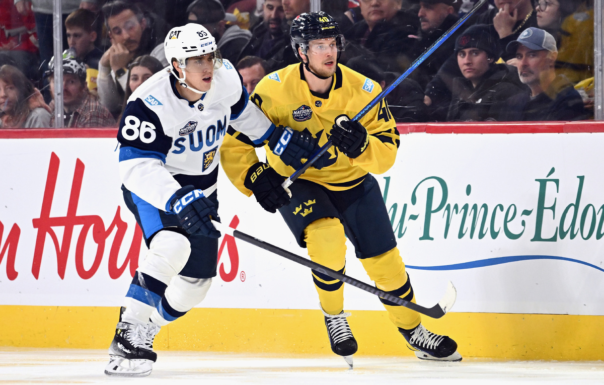    Нападающий сборной Финляндии Теуво Терявяйнен и нападающий сборной Швеции Элиас Петтерссон  Minas Panagiotakis/Getty Images