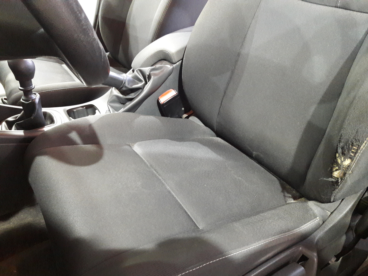 Сиденье водителя до выполнения работ по чистке - выглядело отвратительно. Плюс этот выдрнная боковушка - портит весь вид.