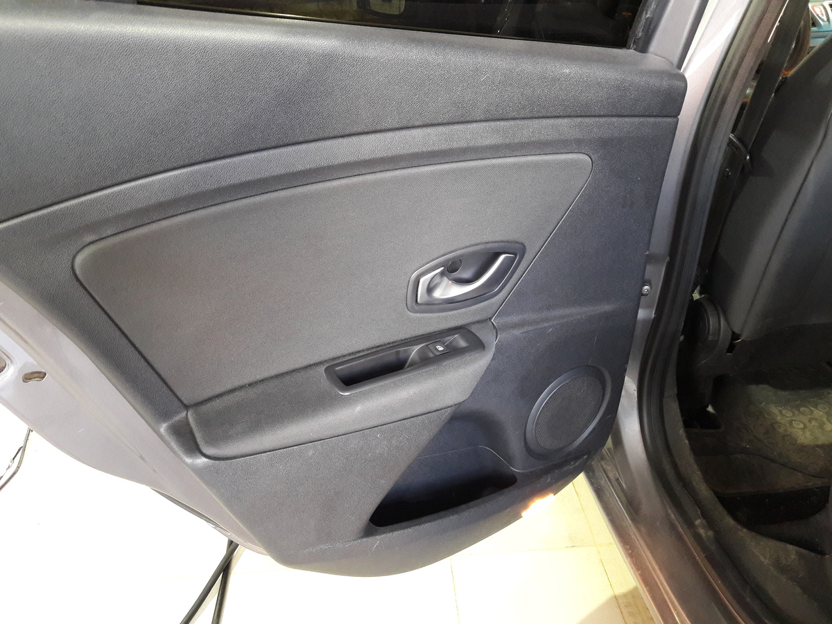 Жверные карты - так же грязные от локтей и частых открываний дверей.