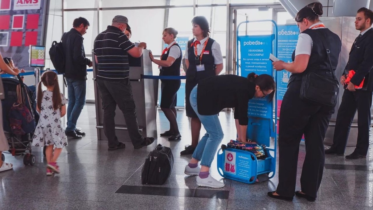 И даже перед посадкой могут проверить...  Фото из открытого источника: https://vk.com/wall-186220031_15514