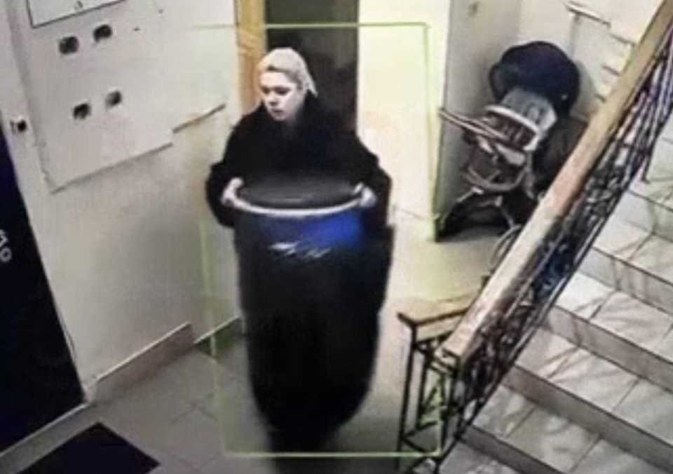    Камеры видеонаблюдения в подъезде засняли, как Катя таскает бочки в квартиру деда и бабушки. Фото: СК РФ