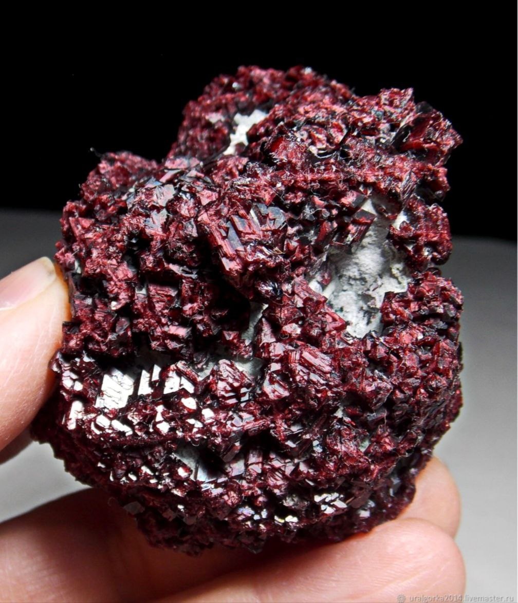 Скелетная красная шпинель из шлака металлургического производства. Фото с сайта Ярмарка мастеров