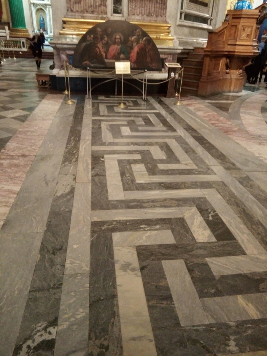 Свастичный орнамент на полу в христианской церкви
