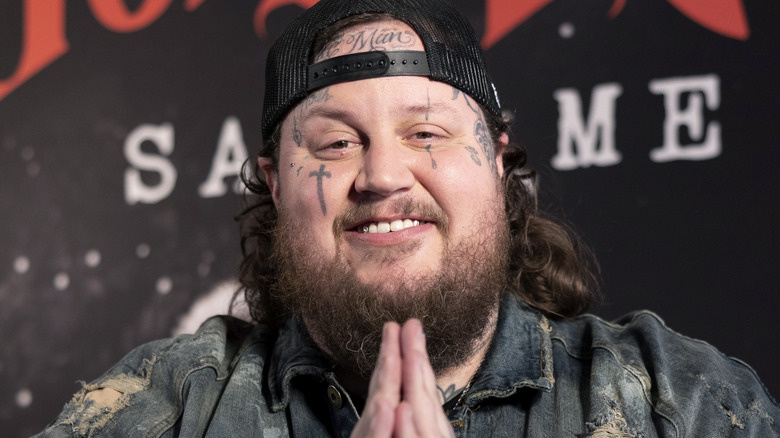 Совместное выступление с Лейни Уилсон на 58-й церемонии Academy Of Country Music Awards в The Ford Center at The Star, 11 мая 2023 года. Дуэт исполняет песню на сцене, создавая незабываемую атмосферу.