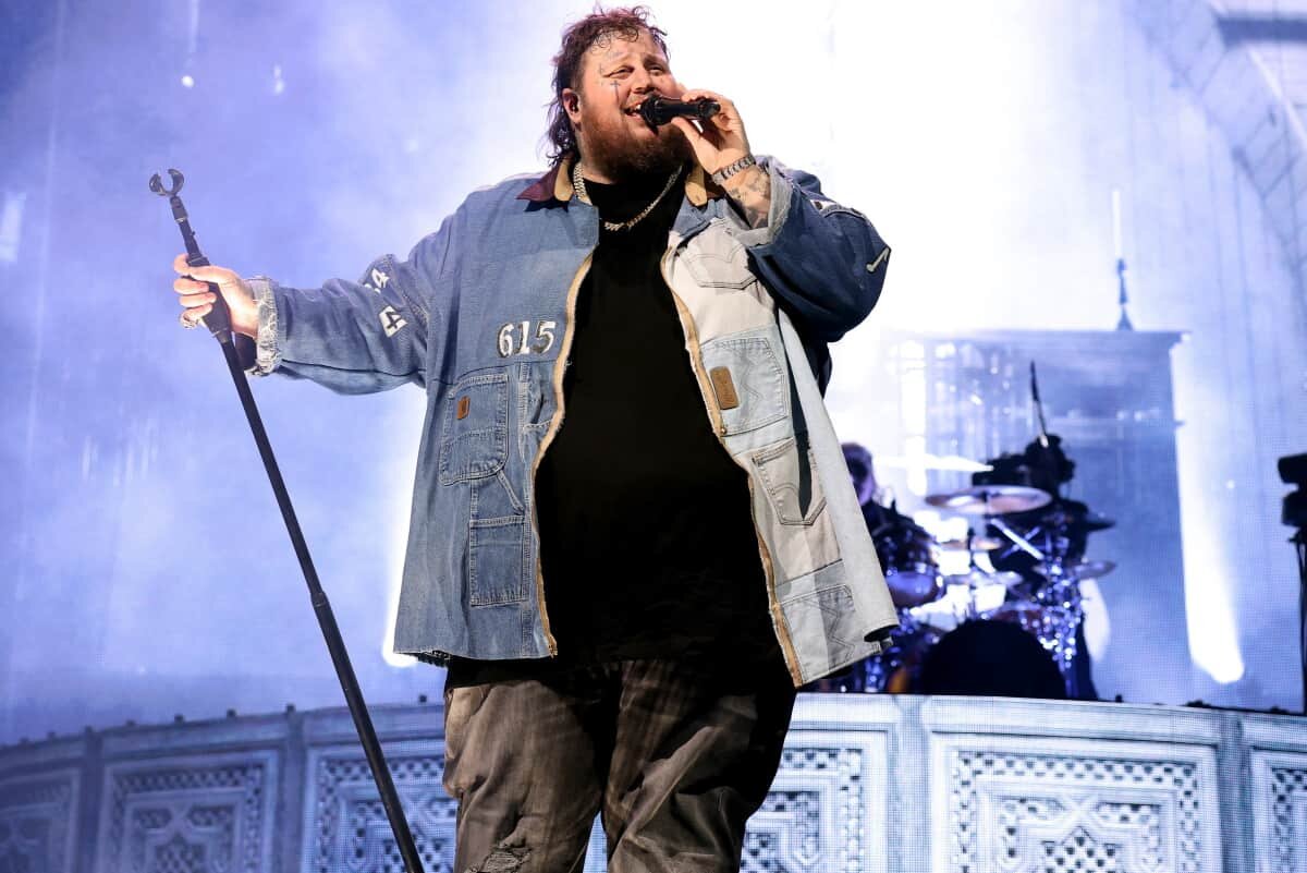 Выступление на Global Citizen Festival 2024 в Центральном парке, Нью-Йорк, 28 сентября 2024 года. Jelly Roll исполняет свою музыку на сцене перед большой аудиторией.