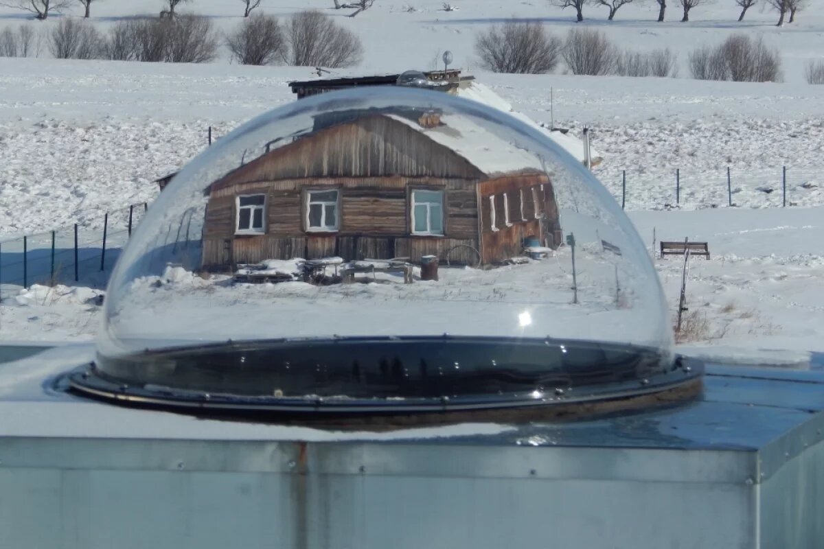    Под прозрачными оболочками куполов, похожих на шлемы скафандров, стоят научные приборы.