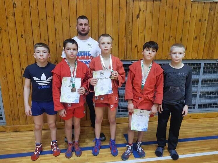     Призовые места в краевых соревнованиях по самбо заняли спортсмены из ЕАО фото: пресс-служба департамента по физической культуре и спорту Еврейской автономной области