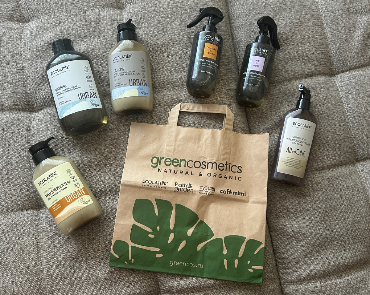 Очень забавно приехала посылка - в картонной коробке, а внутрь положили аккуратно сложенный крафтовый пакетик. Я умилилась и посмеялась одновременно