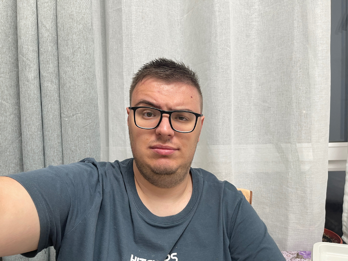 Например, по этой фотографии можно понять, что я либо чем-то не доволен, либо что-то недопонимаю. Будет зависеть от контекста статьи. Фото: Михаил Лайф Влог