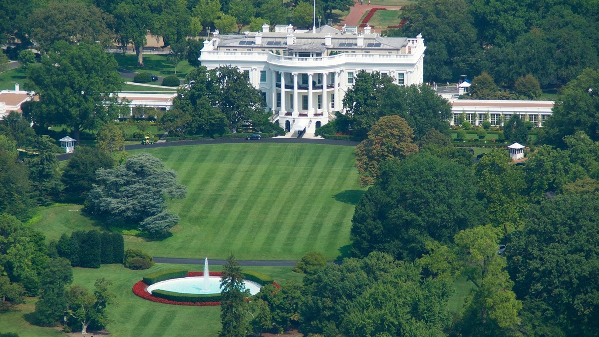 Южная лужайка Белого дома, на которую посадил вертолёт Престон