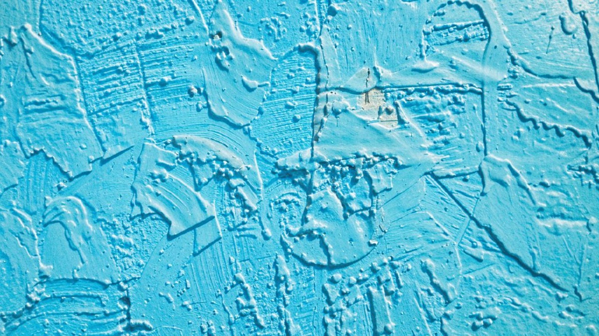 Изображение создано нейросетью Кандинский 3.0 по запросу «Нарисуй, пожалуйста, что чувствует краска на стене, пока она сохнет с мая по декабрь»