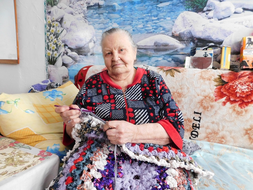    Мария Николаевна Сытенко из деревни Барабка вяжет разноцветные коврики . Фото Анны Зубаревой