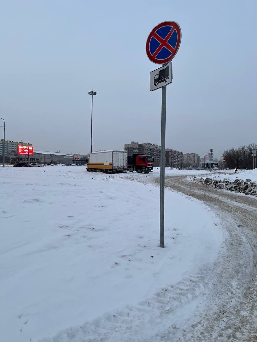    Грузовики на автобусной стоянке в Барнауле. Источник: "В курсе 22"