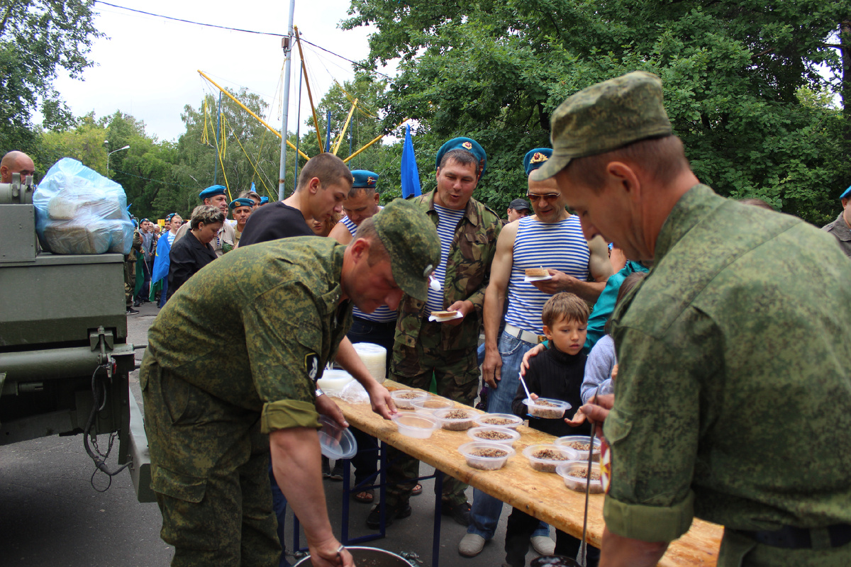 Полевая кухня на празднике. Авторское фото.