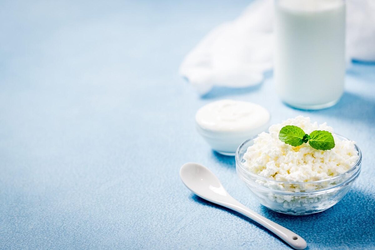 Irina Rostokina / Shutterstock / FOTODOM📷В организме лактоза синтезируется с помощью особых ферментов, локализованных в области молочной железы, и служит основным источником питания для детей первого года жизни