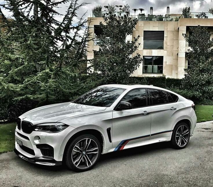 BMW X6 – мощный внедорожник, отлично подходящий для поездок по городу и за его пределами.