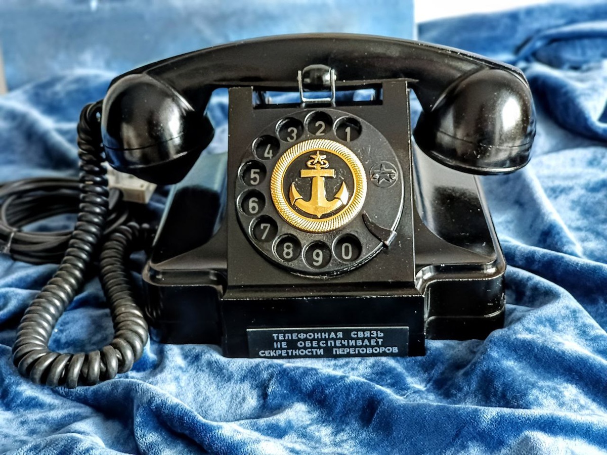 Корабельный каютный телефонный аппарат ТАК-47м 1958 года (фото автора).