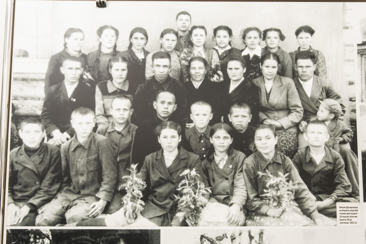    Ильгам Шакиров (слева в нижнем ряду) с одноклассниками. Фотография в музее певца Шакирова в деревне Яна-Буляк РТ.   
Фото: «БИЗНЕС Online»