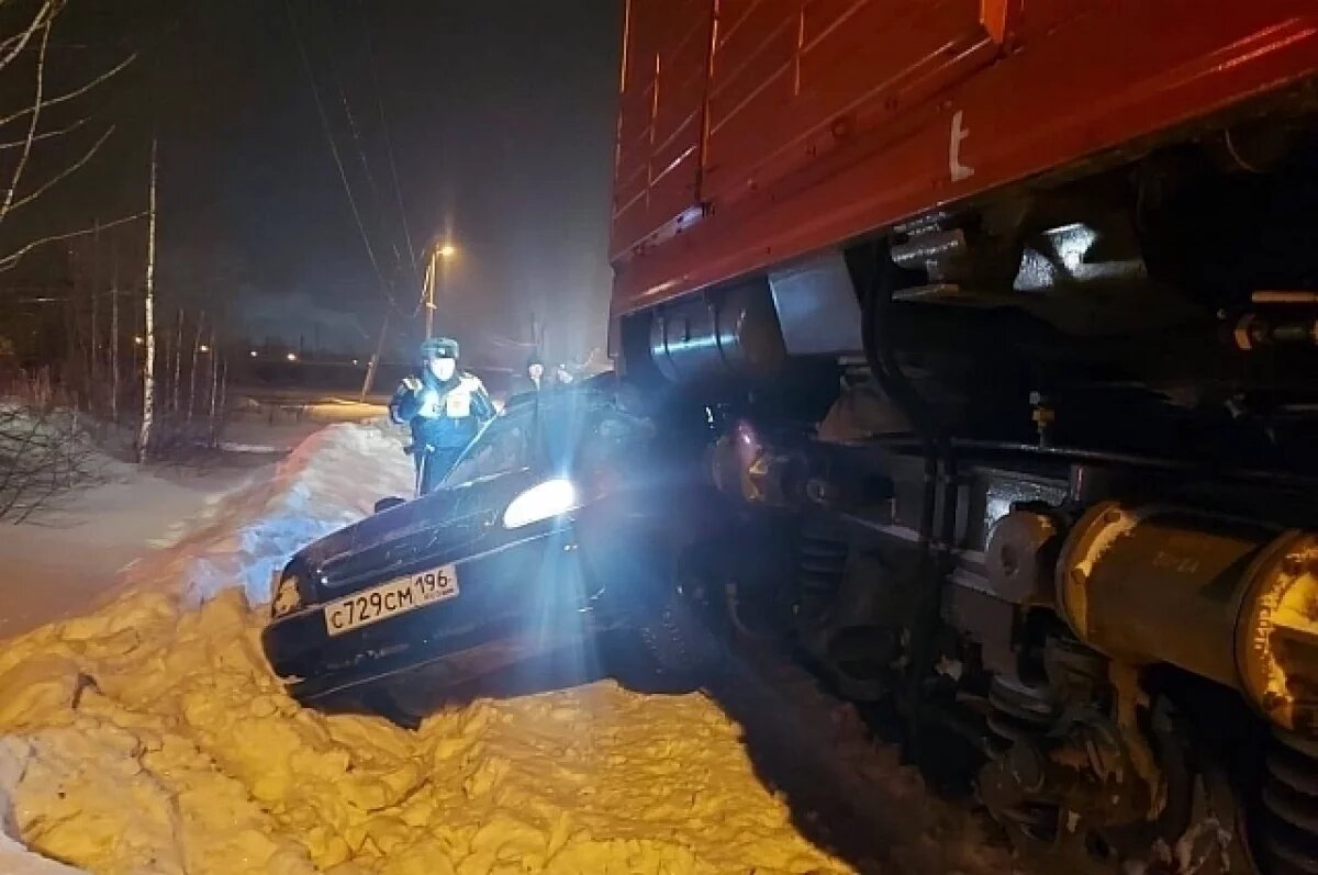    В Свердловской области девушка на иномарке столкнулась с тепловозом