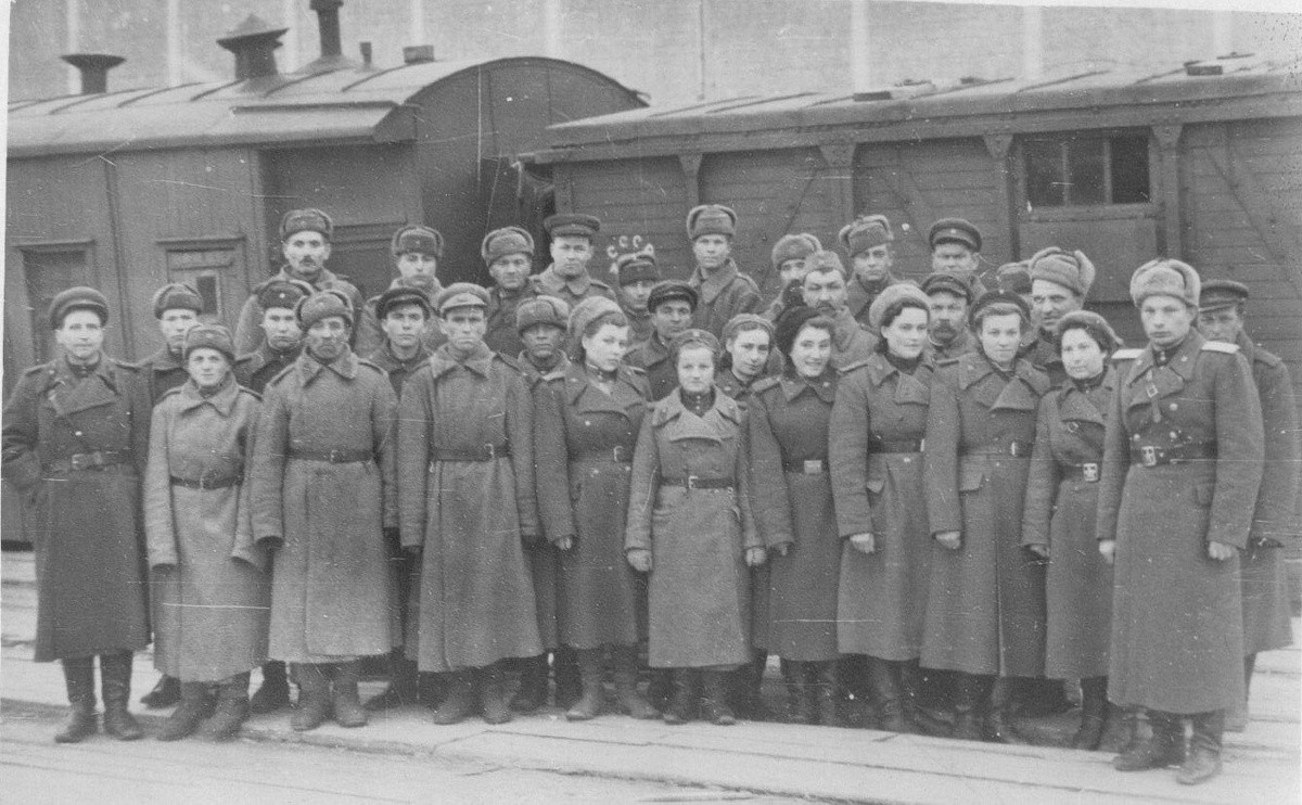 Личный состав подвижного госпиталя № 174 (Нина Яковлевна в первом ряду вторая справа). / ФОТО из архива Анны Краснокутской