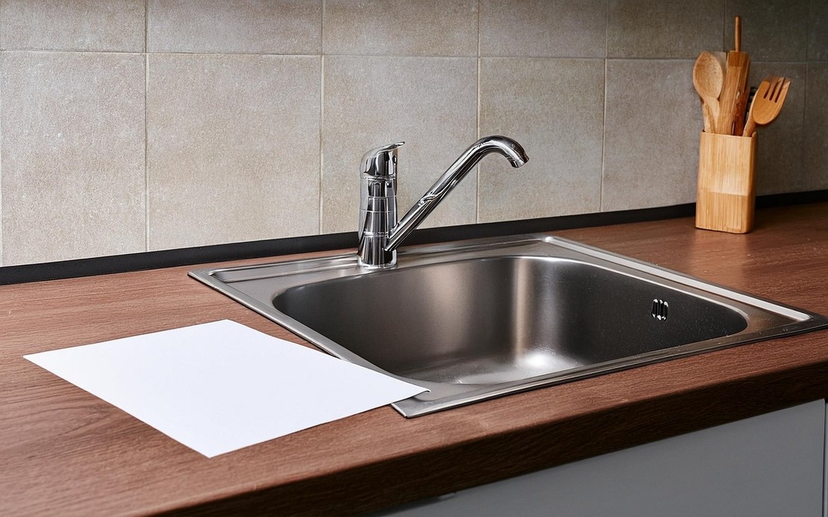 Зачем хитрые хозяйки уезжая кладут лист бумаги в раковину: этот лайфхак вас удивит / Фото: Pogovorim.by
