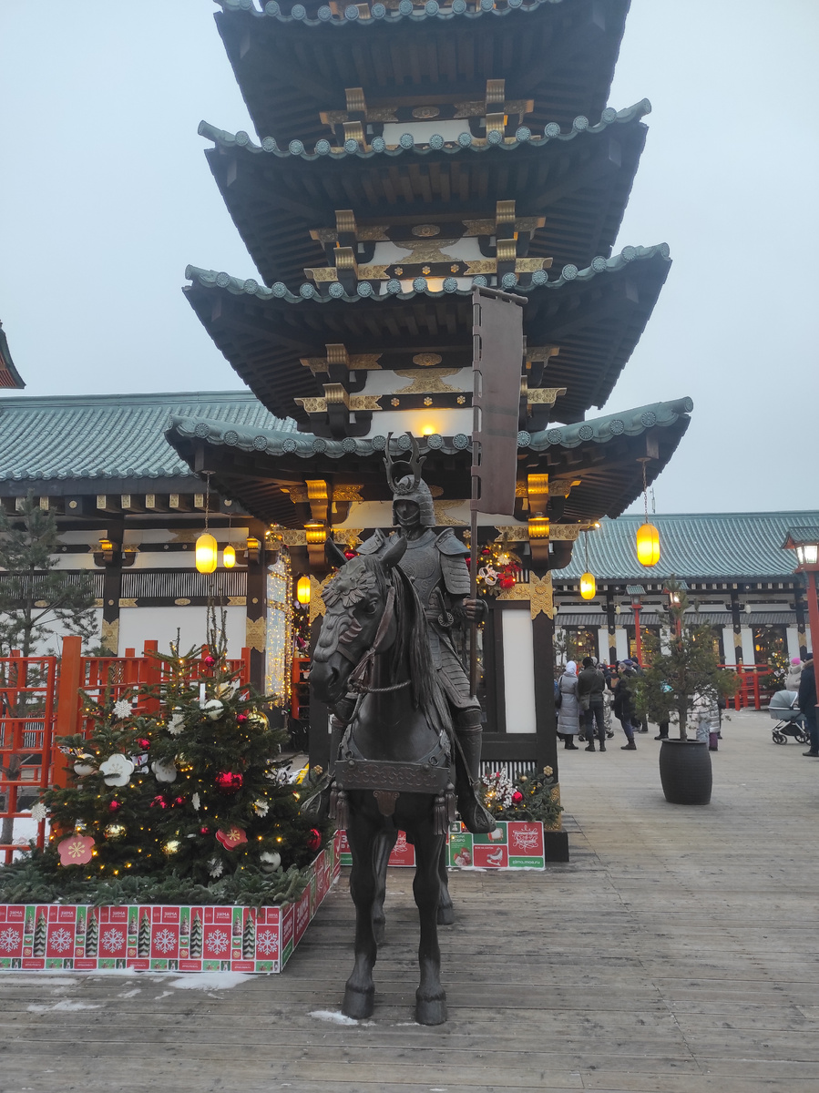 На территории скульптуры самураев и японские строения