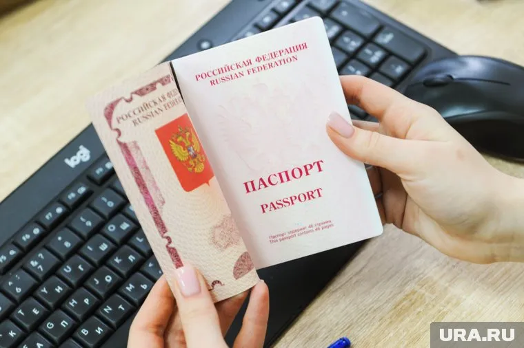 Россияне имеют право владеть не более чем двумя заграничными паспортами одновременно, причем один биометрический
Фото: Вадим Ахметов © URA.RU