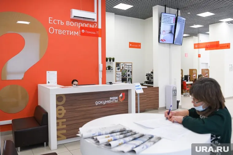 Есть два вида загранпаспортов - старого образца и биометрический
Фото: Владимир Жабриков © URA.RU