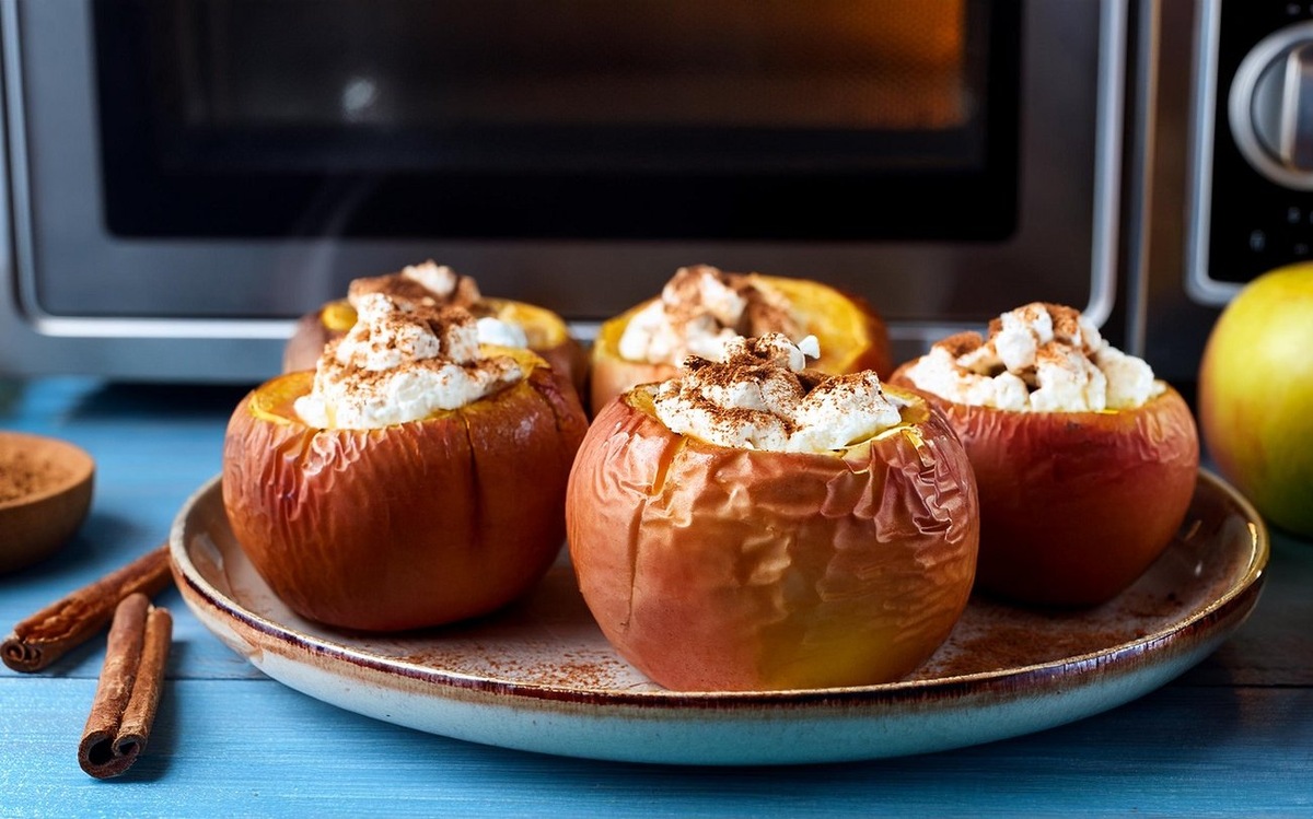 Вкуснейшие печеные яблоки приготовятся за 8 минут: запомните простой рецепт быстрого десерта / Фото: Pogovorim.by
