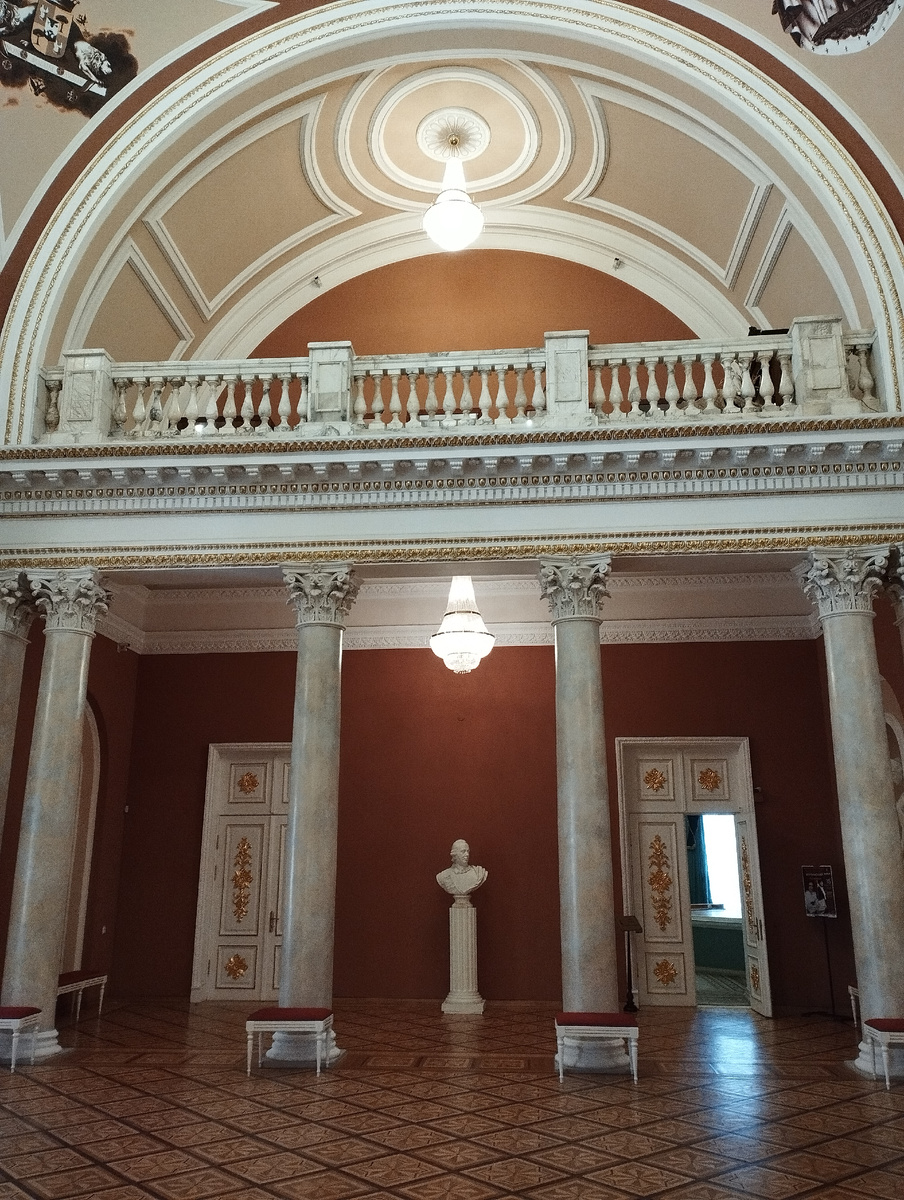 Перила сохранились подлинные. Немцы их не успели вывезти