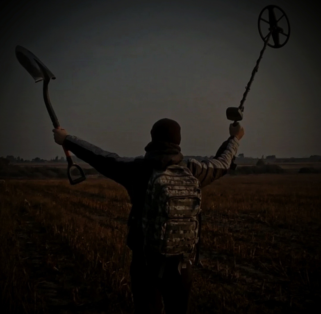 Поиск монет под лунным светом.