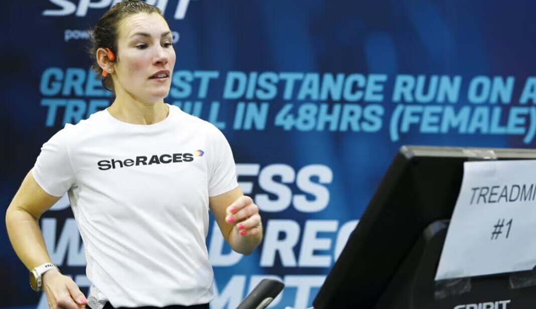    Мировой рекорд по беспрерывному бегу установила британка Софи Пауер. Источник: hearstapps.com