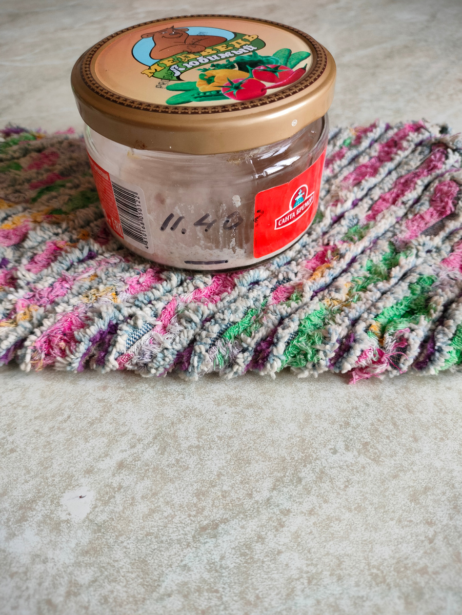 Это заквасочка, которую достала из холодильника, освежила. 