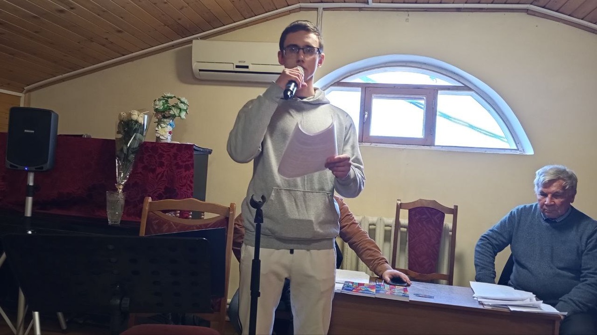 Евгений Калашников читает свои стихи